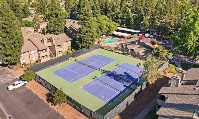 Building Photo - Beautiful upstairs condo with Washer and Dryer MOVE IN SPECIAL