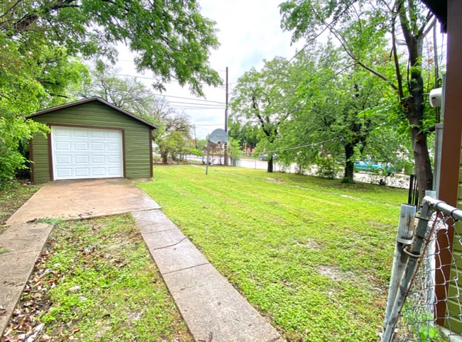 Building Photo - Cute 2 bed/1 bath House Steps Away from Park