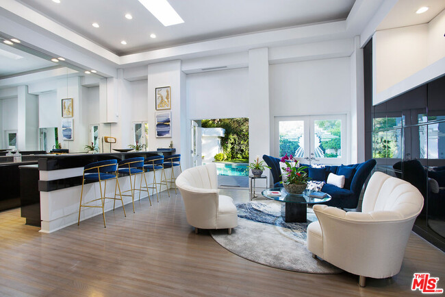 Building Photo - 1166 San Ysidro Dr