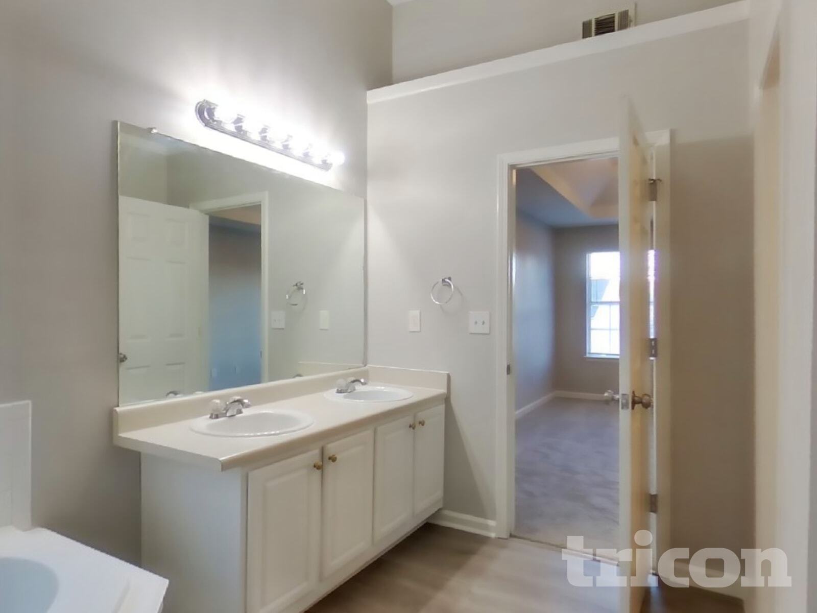 Building Photo - 350 Creekview Blvd