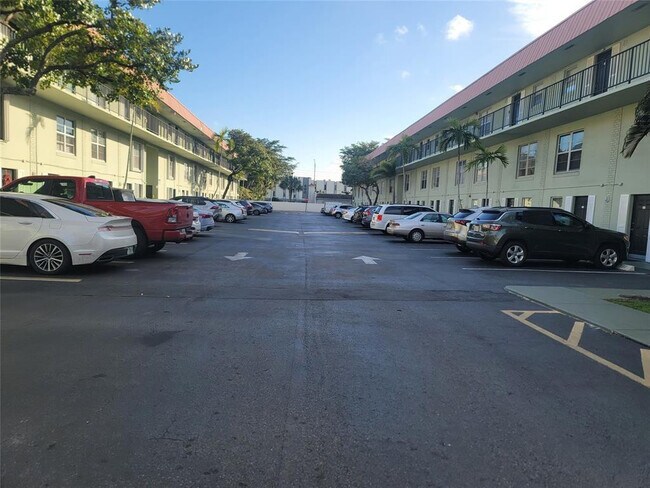 Building Photo - 805 W Oakland Park Blvd