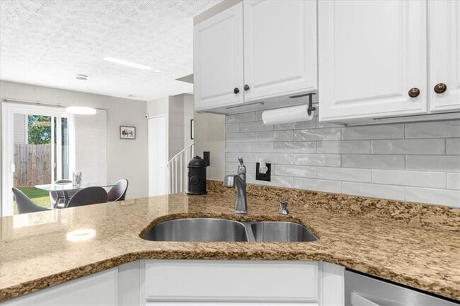 Building Photo - 820 Camelon Ct