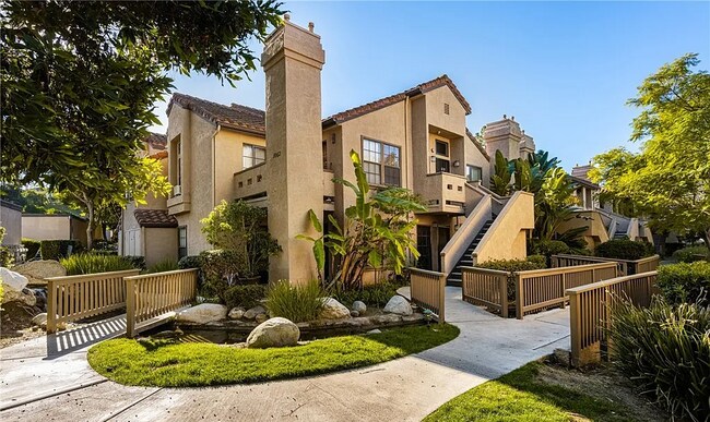 Building Photo - This beautiful, spacious 1-bedroom upper l...
