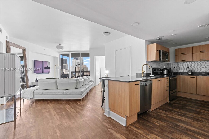 Primary Photo - 350 S Miami Ave