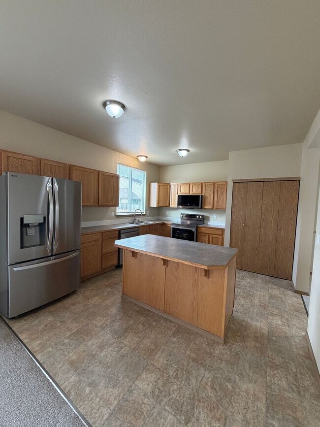 Building Photo - 843 Gina Ct SE