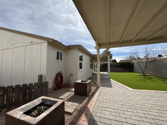 Building Photo - Midvale beauty 3 bed 2 bath