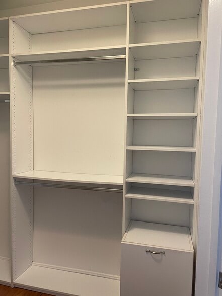 Walkin closet - 4551 Strutfield Ln