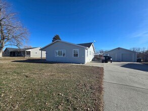 Building Photo - 417 &amp; 417 1/2 16th ST W