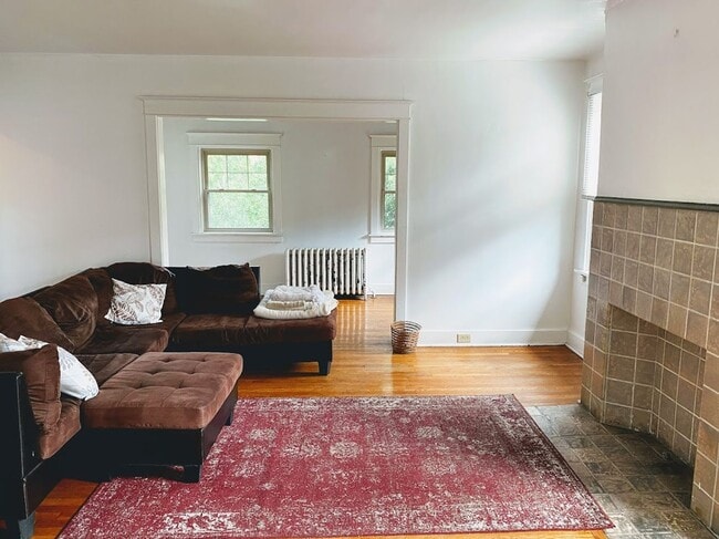 Building Photo - Wonderful Duplex in the Heart of Squirrel ...