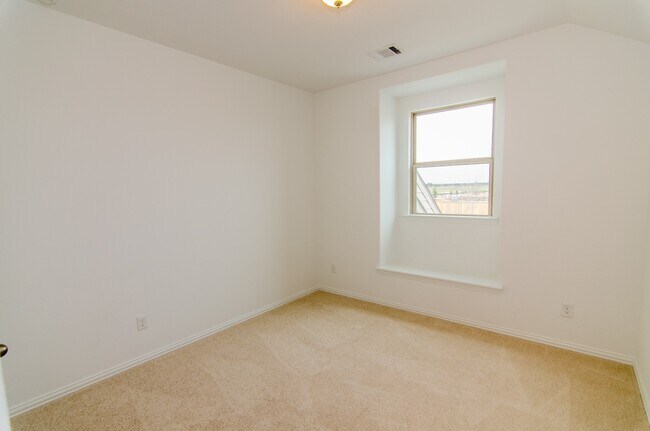 Building Photo - 18122 Glenlyon Dr