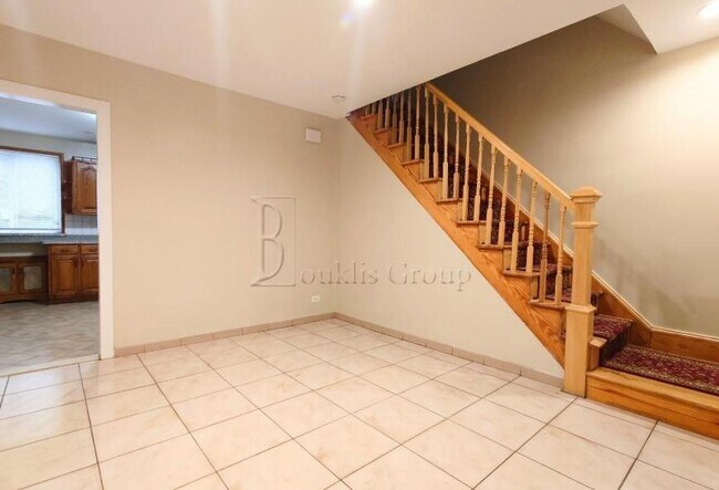 Building Photo - 3 bedroom in ASTORIA NY 11103