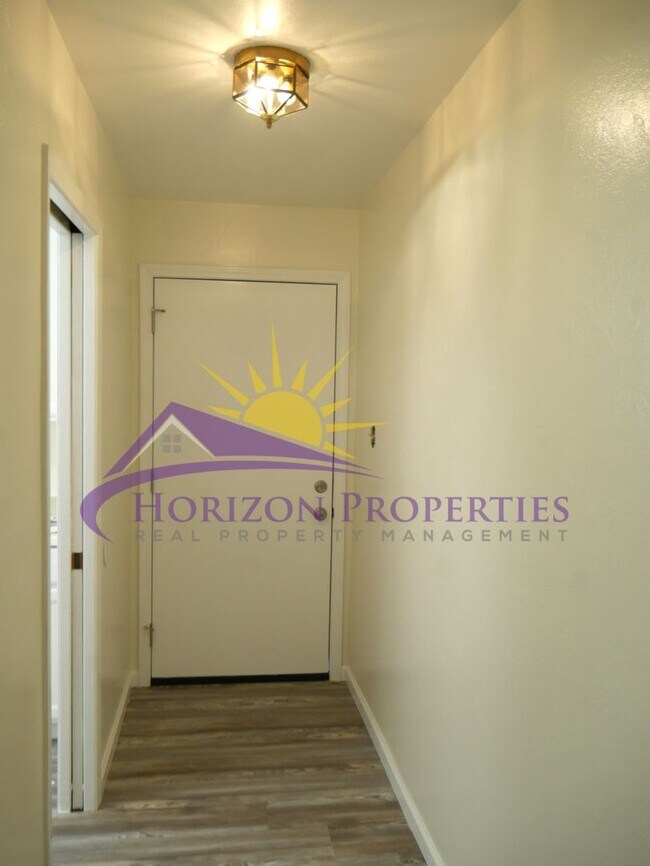 Building Photo - Remodeled 4 Bed 2 Bath 1,483 sqft in Fair Oaks