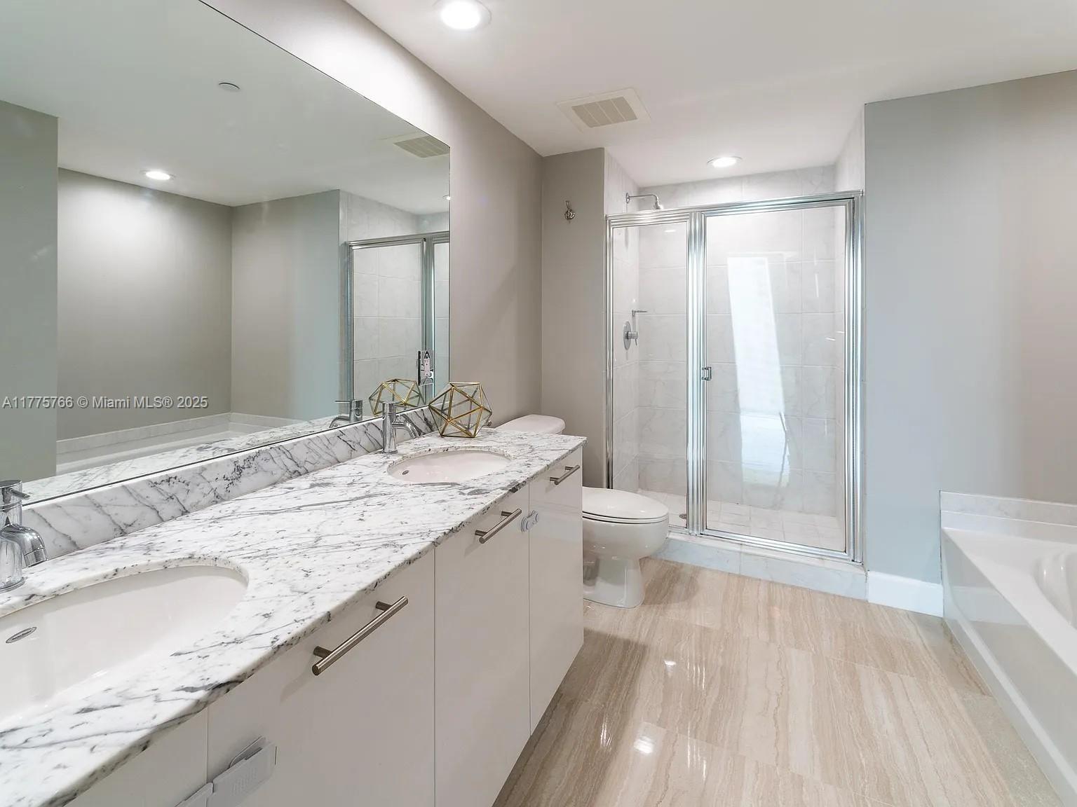 Building Photo - 950 Brickell Bay Dr