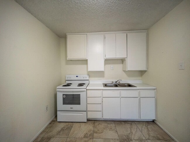 Building Photo - 1 bed and 1 bath located in Henderson!