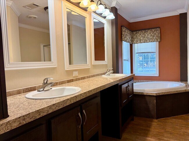 Building Photo - 3 bed/ 2 bath Beauty on 1 acre!