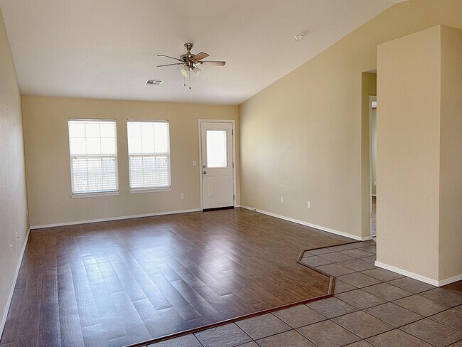 Building Photo - 824 Eric Cir