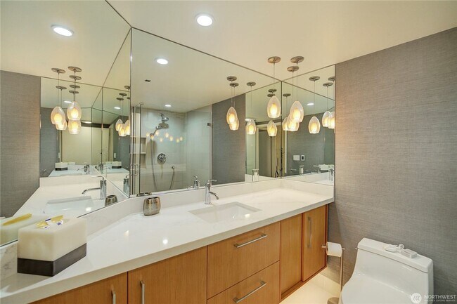 Building Photo - 2Bd/1.75Ba Seattle Condo