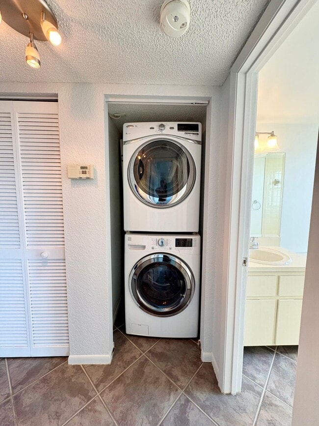 Building Photo - 2205 S Cypress Bend Dr