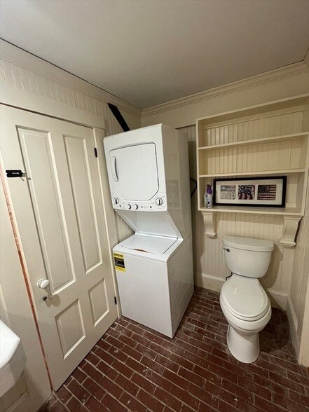 Building Photo - 122 Nashua Rd