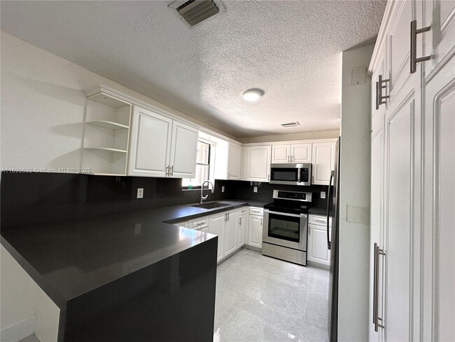 Building Photo - 3952 SW 136th Ave
