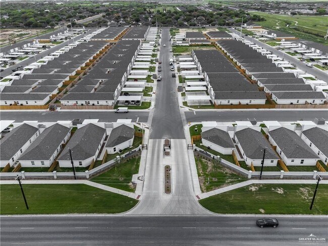 Building Photo - 12 W Kenwood St