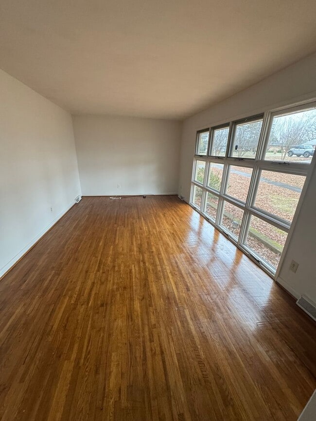 Building Photo - 3 bedroom 2 bathroom home!