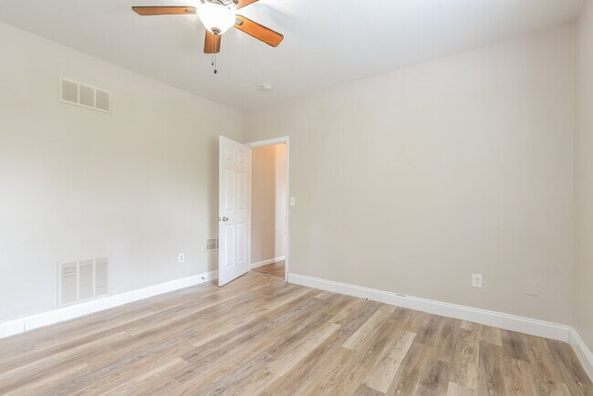 Building Photo - 4272 Falcon Crest Dr