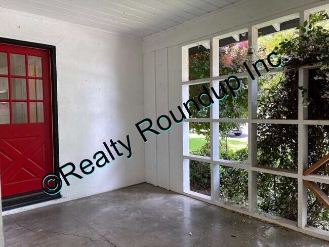 Building Photo - Beautiful Lincoln Village Home