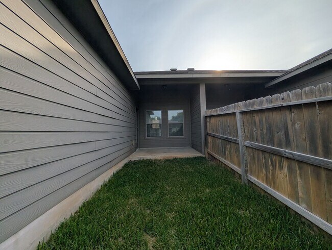 Building Photo - 1243 Old FM 306