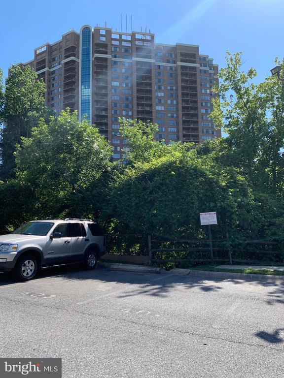 Building Photo - 10101 Grosvenor Pl