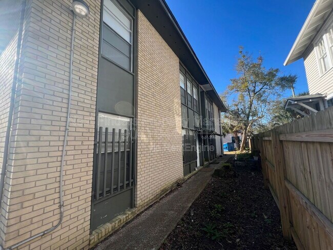 Building Photo - 1318 Sydney Pl