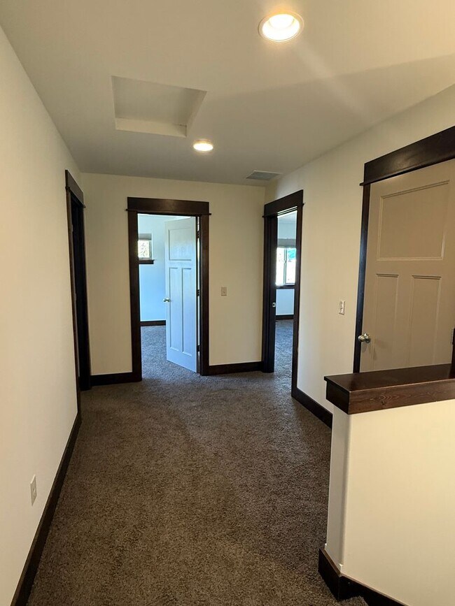 Building Photo - 5 bedroom 2.5 Bath home in Bozeman with at...
