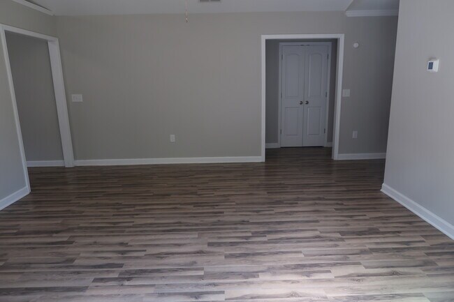 Building Photo - 210 Orch Pk Ln