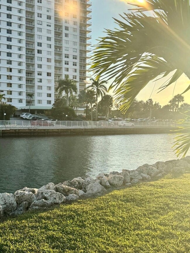 Building Photo - 400 Kings Point Dr