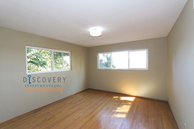 Building Photo - Mid-Century 3 Bedroom Home in Montclair