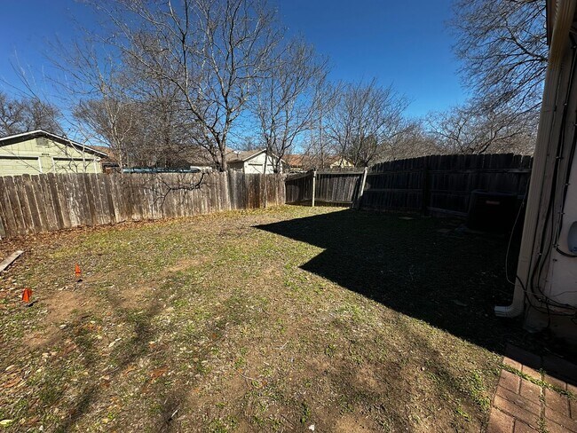 Building Photo - Ginder Properties2 (2906 Kestrel Dr)