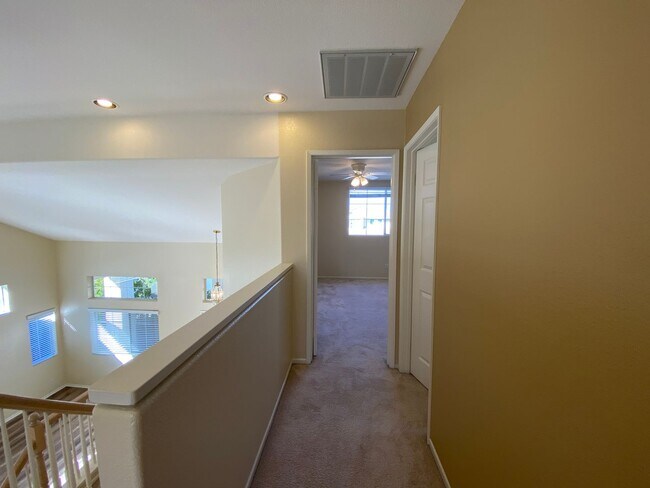 Building Photo - Beautiful Spacious 3BR/2.5BA Located in the Ivey Glenn Community!!