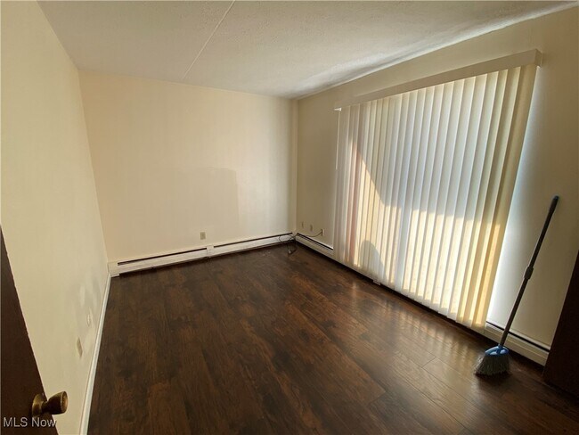 Building Photo - 17901 Lakeshore Blvd