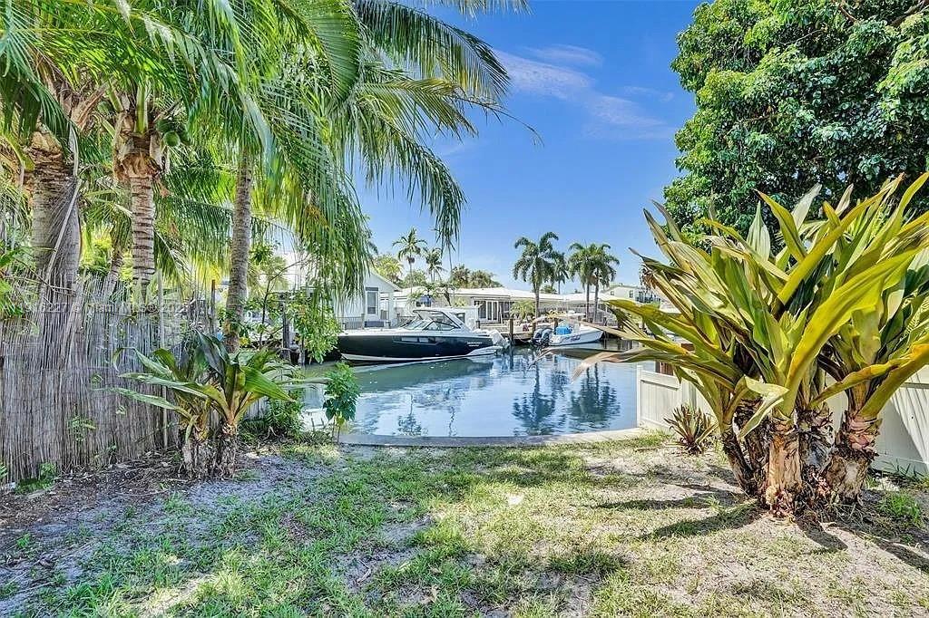 Building Photo - 2761 NE 12th St