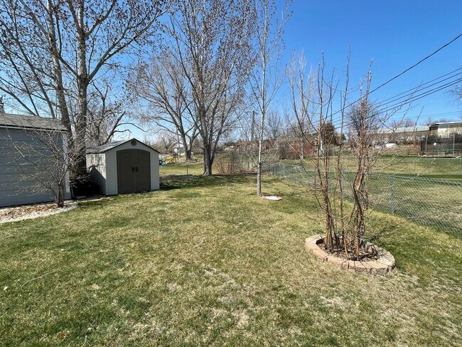 Building Photo - ~ APPLICATIONS PENDING ~ 4 bedroom, 2 bath...