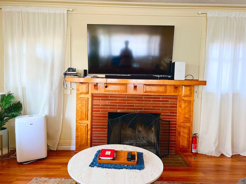 Building Photo - 1448 N Fuller Ave