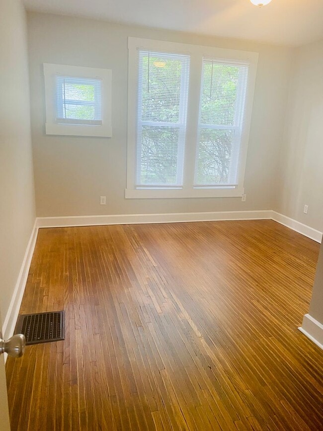 Building Photo - Newley Renovated 4BR - 2BA - South Campus!