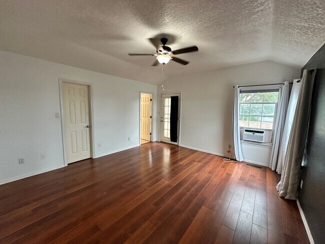Building Photo - Tons of Character! 3 bed 2.5 bath amazing ...