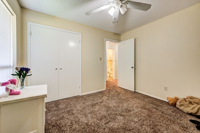 Building Photo - 2206 Whiteoak Cir