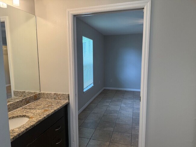 Building Photo - Spacious 3 Bed / 2 Bath Home in the Heart ...