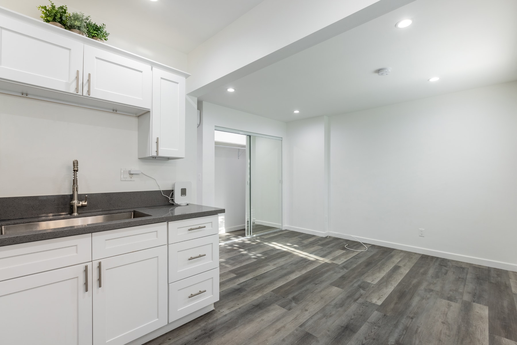 Building Photo - 1102 Centinela Ave