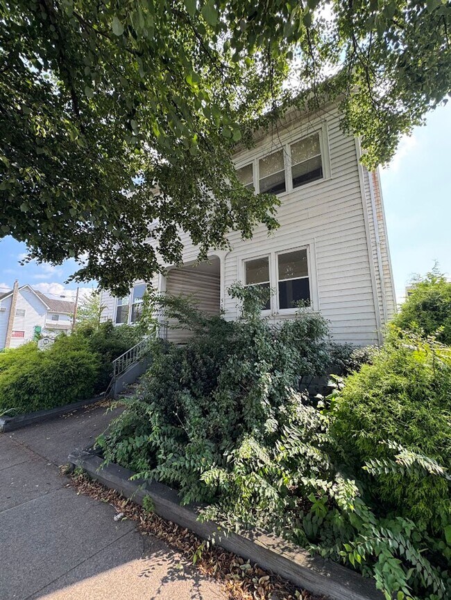 Building Photo - Remodeled 2BR in Kingston | Central A/C + In-Unit W/D + Parking | Pet Friendly