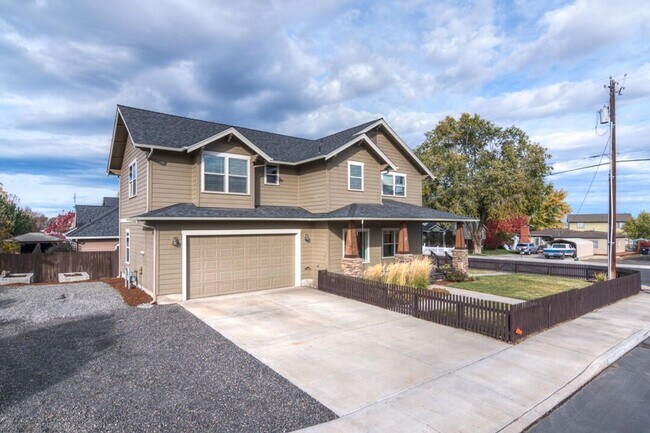 Primary Photo - 4 Bed 2.5 Bath - NW Redmond