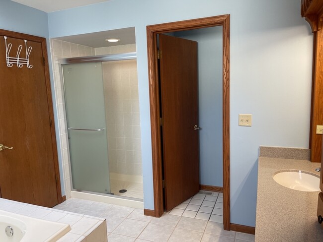 Building Photo - 601 Barbary Ln
