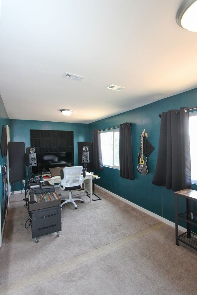 Building Photo - 4 Bedroom 2 Bathroom Home  - Move in special